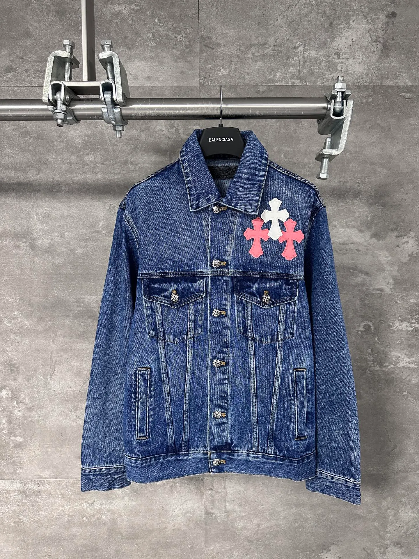 P720 💰 CHrome Hearte cross patchwork leather denim jacket size: S M L Design details: the visual fantasy of Gothic symbols, the multi-dimensional expression of the cross totem: the red and white contrasting cross patches are staggered on the chest and back, making the brand more recognizable; the hollow cross pattern leather splicing on the sleeves combines the mystery of religious symbols with the punk-style deconstructed design. Every detail tells the dark aesthetics of Crowe's heart. Retro distressing with denim texture: Selected denim fabrics are treated with distressing techniques to show natural fading and texture, which not only retains the retro accent of denim items, but also adds a casual sense to the overall look. The ingenuity of hardware and tailoring: The metal buttons and hardware all have Croxin's iconic pattern, which shines exquisitely under the refraction of light; the neat tailoring of the classic denim jacket is suitable for a variety of wearing scenarios, and can create a strong personal style whether it is layered or worn alone. Croxin's denim jacket is not only a piece of clothing, but also a style badge that highlights unique aesthetics and rebellious attitude. For those who pursue individuality, they can leave their own hardcore mark in the fashion field.